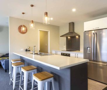 Spacious and private family home! - Photo 2