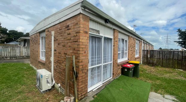 Front unit - 2 Bed 1 Bath - Ready for its new tenants! - Photo 1