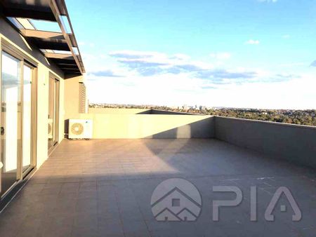 Rare two bedroom apartment +2 car spaces + top floor amazing view + huge balcony ideal for entertaining!!! - Photo 3