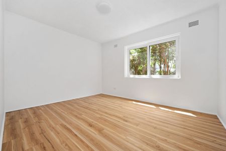 Renovated Two Bedroom Apartment Just 750m From Coogee Beach - Photo 3