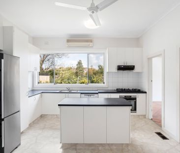 Oversized four bedroom house - Photo 5