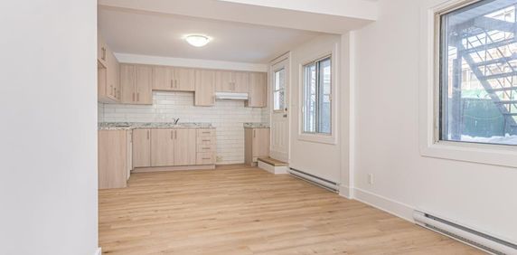 BEAU 4 1/2 AVEC ELECTROS, COUR ARRIÈRE ET STATIONNEMENT - Photo 2