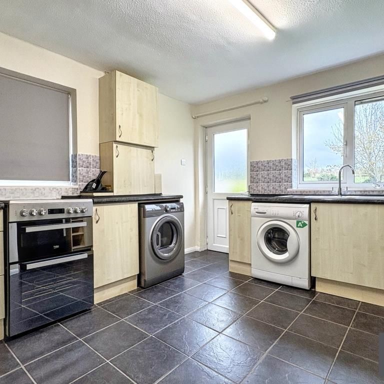 2 bedroom semi-detached bungalow to rent - Photo 1