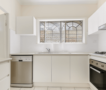 Spacious Two-Bedroom with Sunroom in a Quiet Tree-Lined Street! - Photo 4