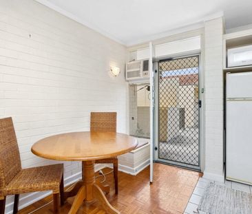 Furnished 1-Bedroom Apartment in Shenton Park - Photo 2