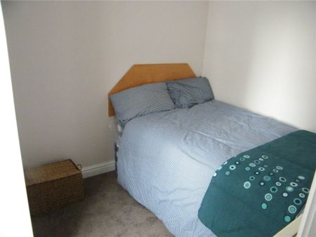 2 Bedroom House - Bernard Street, Southampton - Photo 2