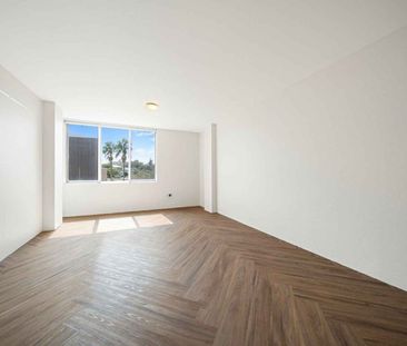 Bright & Stylish Two-Bedroom Apartment in Prime Location - Photo 4