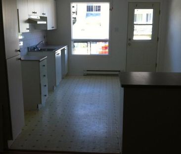 Grand 4 1/2 impeccable 1er étage à louer - Photo 1