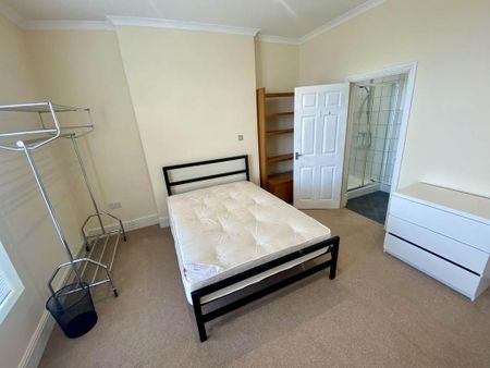 3 bedroom flat to rent - Photo 4