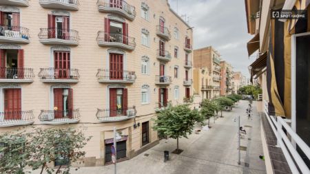 Room in a shared 3-bedroom apartment for rent in el Poble Sec, bills included, perfect for females and professionals. - Photo 4
