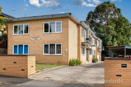 Spacious and Well-Appointed Top Floor Residence in ‘Mardyne’ Boutique Complex - Photo 2