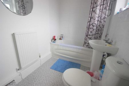 4 bedroom private hall to rent - Photo 3