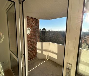 Modernisierte 2-Zi.-Wohnung (60 m²) mit sonnigem Balkon, EBK,TG + - Photo 2