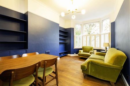 beautiful one bedroom with a large study within a beautiful period conversion - Photo 3