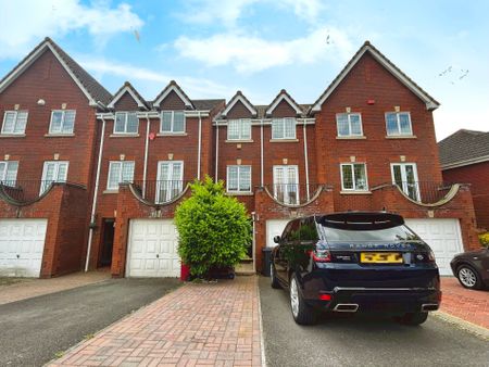 4 bed town house to rent in Deverills Way, Langley, SL3 - Photo 2