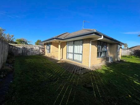 Charming 4 Bedroom Family Home in Flat Bush - Photo 2