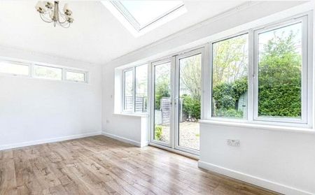 3 bedroom maisonette to rent - Photo 2