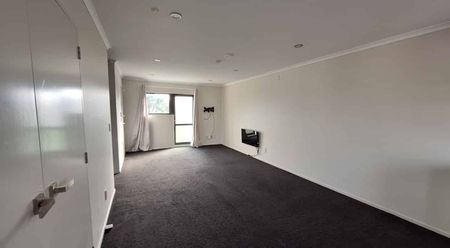 Spacious 2 bedroom Apartment - Photo 3