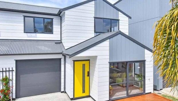 Sunny and Spacious house in great location - Photo 1