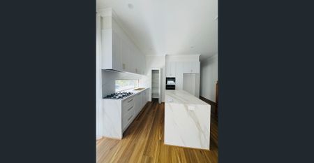 Room available in a share accomodation, a newly built townhouse opposite the station! - Photo 3