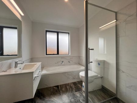 Easy access to the Northern & Southern Motorway - Photo 2