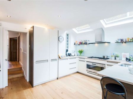 A charming and beautifully presented family home in central Chiswick - Photo 4