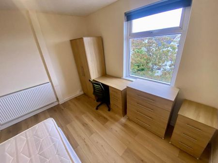 3 bedroom flat to rent - Photo 3