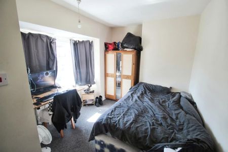 4 bedroom semi-detached house to rent - Photo 3