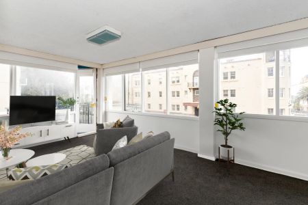 Light Filled One Bedroom In Prime St Kilda Location - Photo 2