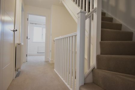 4 bedroom semi-detached house to rent - Photo 2