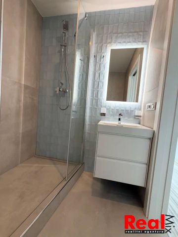 Pronájem bytu 2+kk, lodžie, sklep, CP 46 m - Fotografie 3