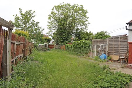 Price £2,500 pcm - Available Now - Part Furnished - Photo 4