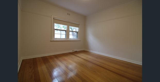Charming 2-Bed Art Deco Apartment Steps from St Kilda Beach - Photo 1