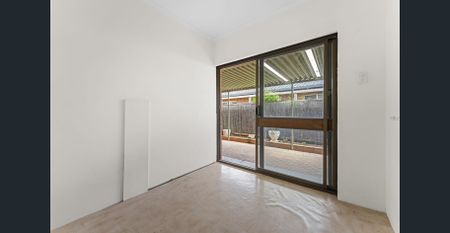 Freshly painted beachside unit with rear yard & 3rd room! - Photo 2