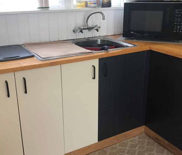 Close to town, tidy home - Photo 5