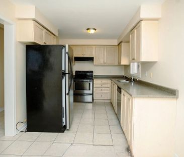 For Lease - 384 FLAGSTONE Way, Newmarket, Ontario - Photo 5