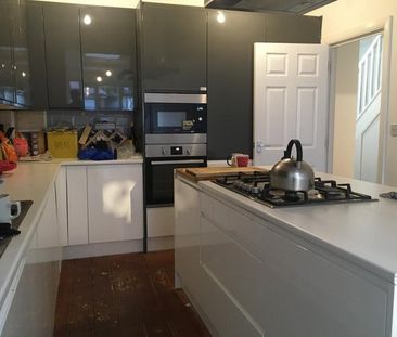 Room in a Shared House, Kenley Road, SW19 - Photo 6