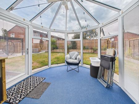 4 bedroom detached house to rent - Photo 2