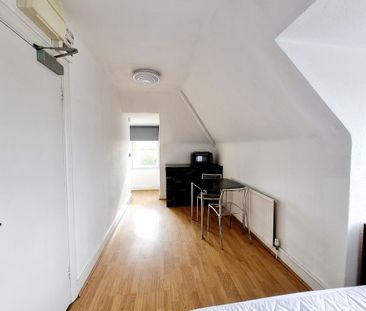 1 bedroom in a house share to rent - Photo 2