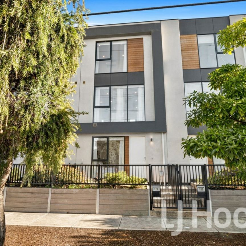 Stunning Tri-Level Townhouse with Breathtaking Urban Vistas for lease! - Photo 1