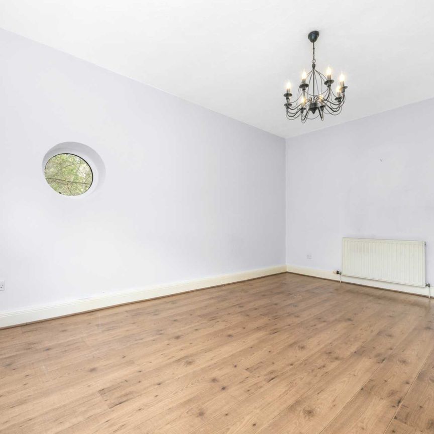 Price £950 pcm - Available Now - Unfurnished - Photo 1