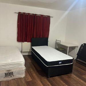 1 bedroom in a house share to rent - Photo 2