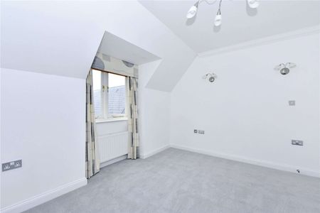 An immaculate two double bedroom apartment situated on the popular and private Longbourn development. - Photo 4