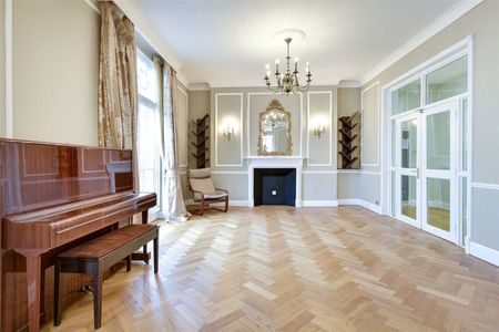 Spacious four bedroom apartment in portered red brick mansion block. - Photo 2
