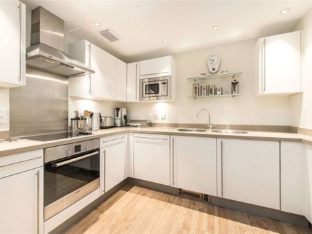 This beautiful 1 bedroom apartment with concierge, gym and parking, set on the 8th floor of a desirable modern development set in the heart of Westminster. - Photo 5