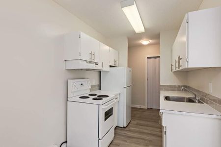 Renovated Suite - 3 Bedroom - Photo 5