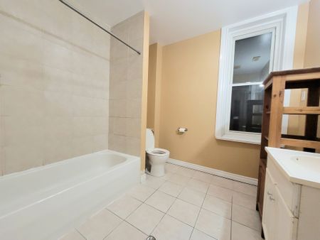 For Lease - 139 1/2 John Street Unit# 5, Hamilton, Ontario - Photo 5