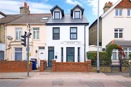 Well presented studio apartment to rent within walking distance of the Beehive and City centre. Electric Heating. Local amenities close by. Furnished. - Photo 2
