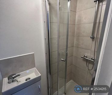 1 bedroom in a flat share to rent - Photo 4