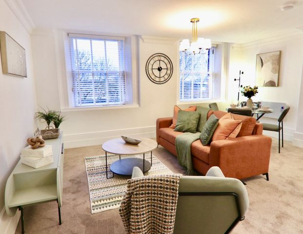 Stylish and contemporary top-floor Fully furnished apartment South Parade, Wakefield - Photo 1